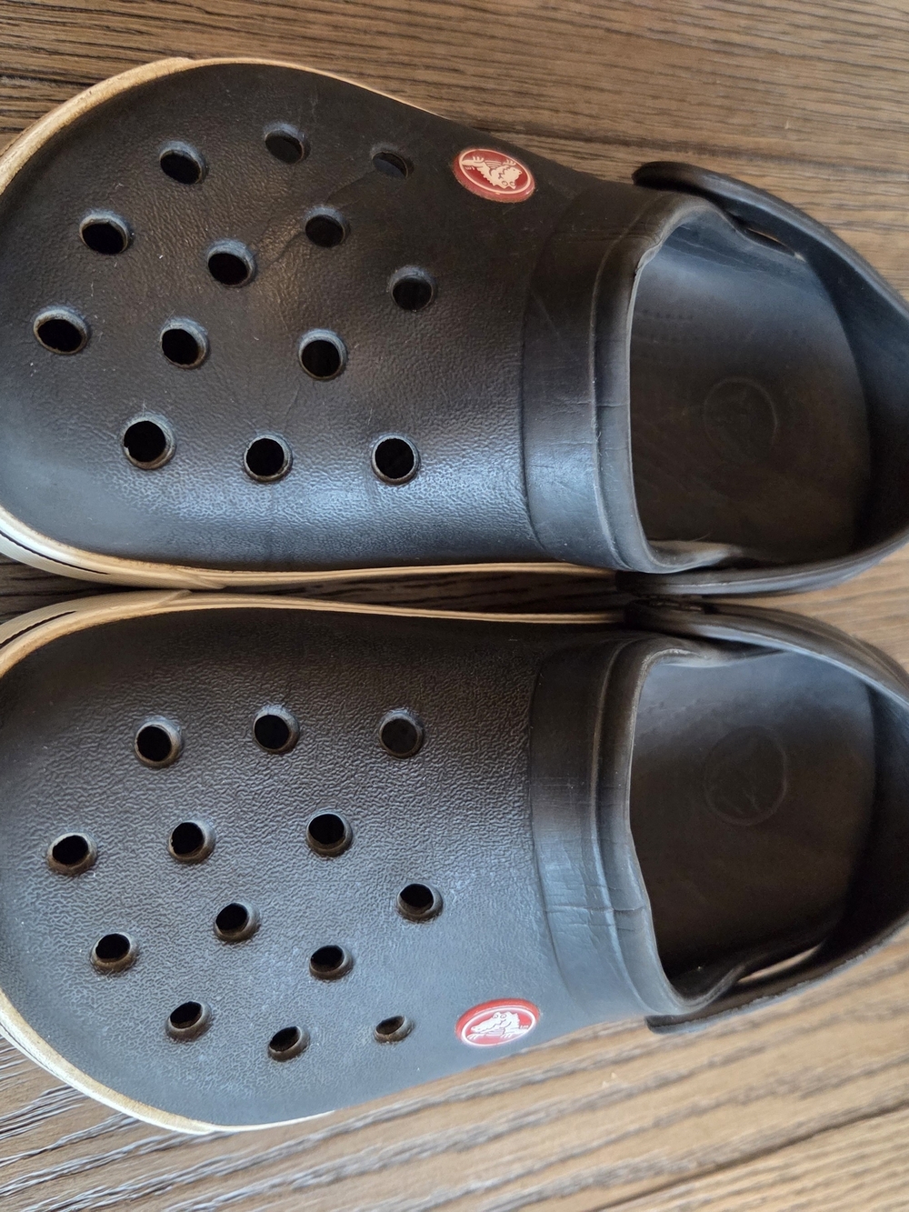 Crocs Classic Clog in Black with White Trim - Picture 2 of 4